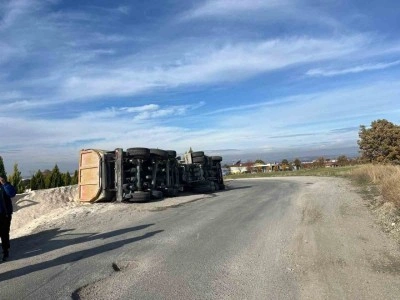 Uşak&rsquo;ta tır yan yattı: 1 yaralı