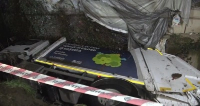 Üsküdar’da çöp kamyonu dereye uçtu
