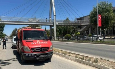 Üst geçidi kullanmayanınca demir korkulukta sıkıştı