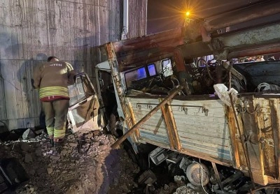 Üst Geçit Duvarına Çarpan Kamyon Hurdaya Döndü, 2 Yaralı