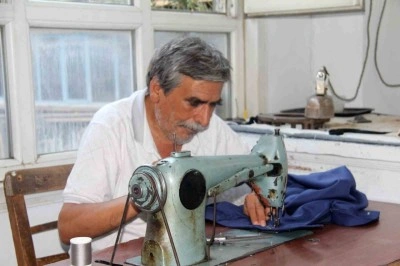 Antika dikiş makinesiyle 60 yıldır kullanıyor