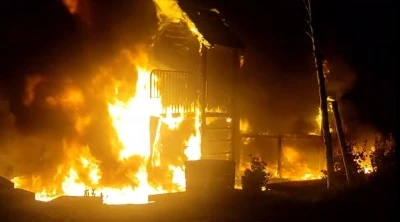 &Uuml;ş&uuml;memek i&ccedil;in yaktıkları ateş &ccedil;ocuk parkını k&uuml;le &ccedil;evirdi