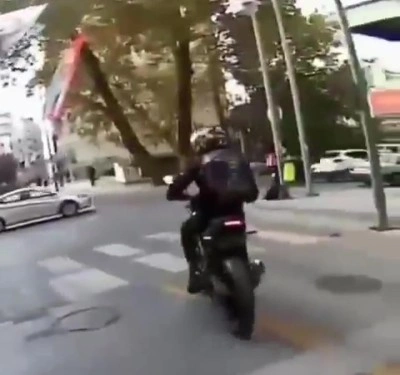 Uyanık s&uuml;r&uuml;c&uuml; yaptığı d&uuml;zenekle plakasını gizledi