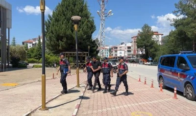 Uyuşturucu partisi d&ouml;rt duvar arasında bitti