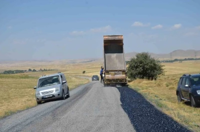 Uzg&ouml;r&uuml;r&rsquo;de asfalt ve altyapı &ccedil;alışmaları s&uuml;r&uuml;yor
