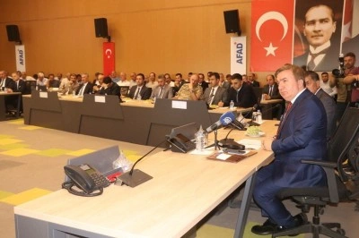 Vali muhtarlarla toplantıda bir araya geldi