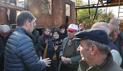 Vali Bakan a&ccedil;ıkladı: Yaşlı &ccedil;iftin yanan evleri el birliğiyle yeniden inşa edilecek