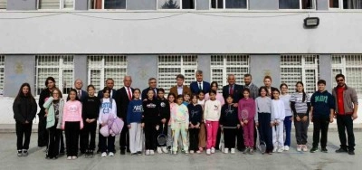 Vali Bakan: "&Ouml;ğretmenlik, bedeli hi&ccedil;bir maddi karşılıkla &ouml;l&ccedil;&uuml;lemeyecek kadar değerlidir"