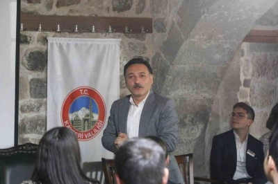 Vali &Ccedil;i&ccedil;ek; Mektep Melikgazi&rsquo;de &ouml;ğrencilerle tecr&uuml;belerini paylaştı