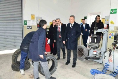 Vali &Ccedil;i&ccedil;ek&rsquo;ten okul ziyareti