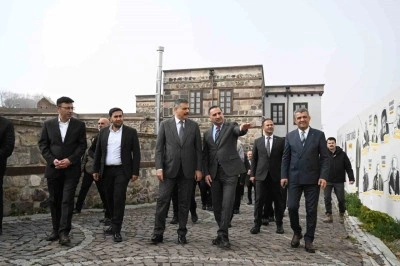 Vali &Ccedil;ift&ccedil;i, "Dil ve Edebiyat Konağı"nı inceledi, "Edebiyat Sokağı"nda gezdi