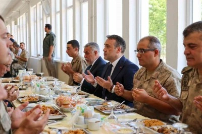 Vali Sözer Mehmetçiklerle aynı sofrada buluştu