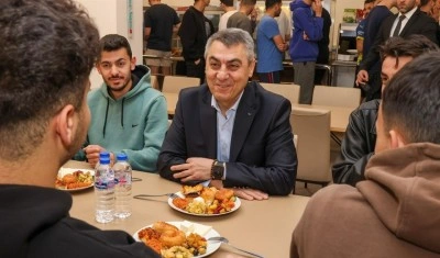 Vali Toros, yurttaki öğrencilerle bir araya geldi