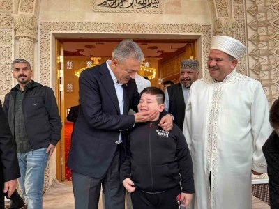 Vali Tuncay Akkoyun, bayram namazı sonrası vatandaşlarla bayramlaştı