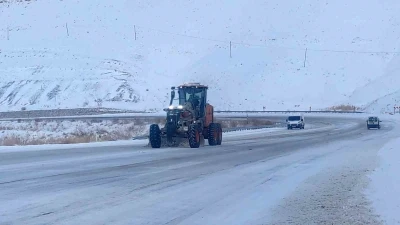Van'da Bah&ccedil;esaray yolu ulaşıma kapatıldı