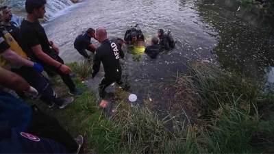Van&rsquo;da akarsuya kapılan ailesini kurtarmaya &ccedil;alışan baba hayatını kaybetti