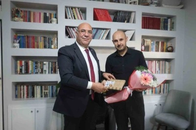 Van&rsquo;da bı&ccedil;aklı saldırıda yaralanan &ouml;ğretmene moral ziyareti