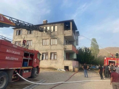 Çatıda çıkan yangın panikletti