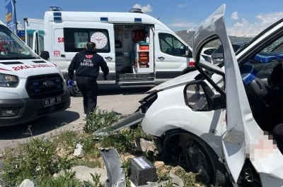 Van'da Feci Kaza: 4 Kişi &Ouml;l&uuml; 2 Yaralı