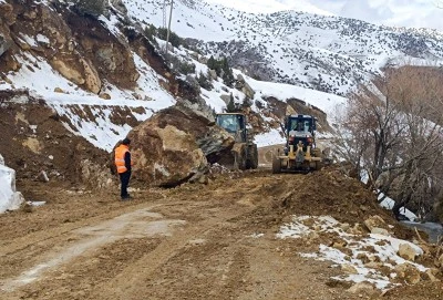 Van&rsquo;da Heyelan Ulaşımı Kesti, Yol Ekiplerin &Ccedil;alışmasıyla A&ccedil;ıldı
