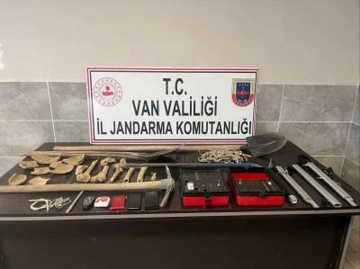 Van&rsquo;da ka&ccedil;ak kazı yapan 5 kişi yakalandı, kemik par&ccedil;aları ele ge&ccedil;irildi
