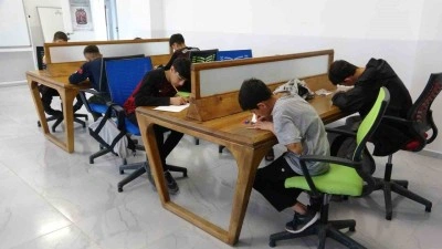 Van&rsquo;da &ouml;ğrenciler ara tatilde hem &ouml;ğrendi hem yarıştı