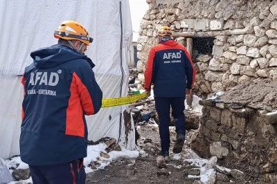 Van&rsquo;daki Deprem'de: Ahırda Kısmi &Ccedil;&ouml;kme Meydana Geldi