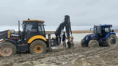 Van G&ouml;l&uuml; sahilinde &ccedil;amura saplanan trakt&ouml;r kep&ccedil;e ile kurtarıldı