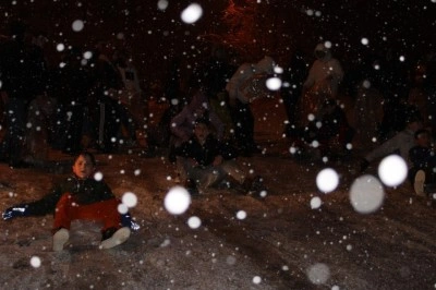 Vatandaşların kar sevinci: Yolu kayak pistine çevirdiler