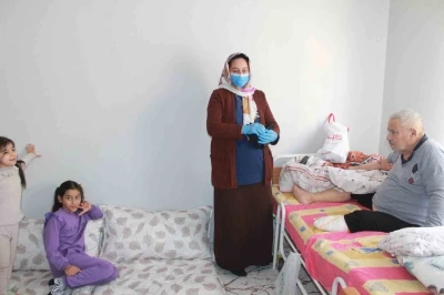 Vefakar gelin, 10 yıldır ayağı olmayan yatalak kayınpederine bakıyor