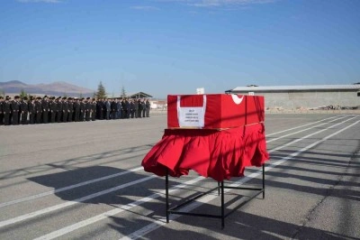 Vefat eden komutan i&ccedil;in askeri t&ouml;ren d&uuml;zenlendi