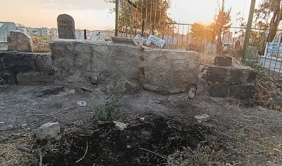 Vicdansızlar kovada uyuşturucu içip mezarlığı tahrip ettiler