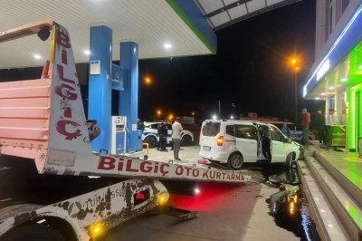 Virajı Alamayan Hafif Ticari Araç Akaryakıt İstasyonuna Daldı