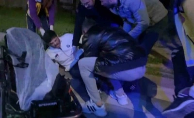 Virajı alamayan motosiklet kaldırıma çarptı: 2 yaralı