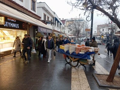 Yağışlı ve Soğuk Havaya Rağmen Diyarbakır&rsquo;da Cadde ve Sokaklar Doldu