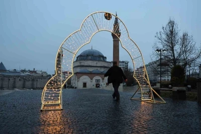 Yağmura rağmen dışarıda saf tuttular