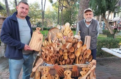 Yakacak olarak kullanılan zeytin odunlarını mutfak gere&ccedil;lerine d&ouml;n&uuml;şt&uuml;r&uuml;yor