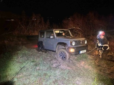 Yalova’da cipleri çamura saplanan 2 kişi kurtarıldı