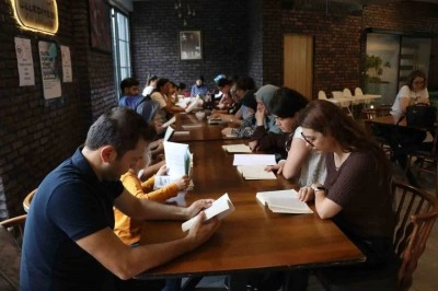 Sağlık çalışanları ve gönüllüler kitap okudu