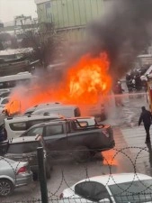 Yalova’da otoparktaki servis minibüsü alevlere teslim oldu