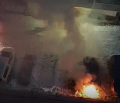 Vatandaşlar Otomobili Kar Atarak Söndürmeye Çalıştı