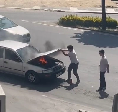Yanan otomobili duyarlı vatandaşlar söndürdü