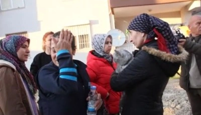 Yangında evleri küle döndü, kurtarılan kedilerinin yanında gözyaşı döktü