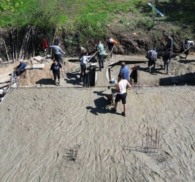 Yangında hasar alıp yıkılan ev imece usulü yapılmaya başlandı