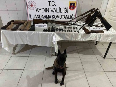 Yaptığı silahlara m&uuml;şteri ararken yakalandı