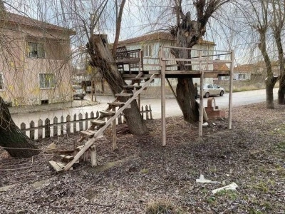 Yaptıkları ahşap çardak herkes tarafından keyifle kullanılıyor