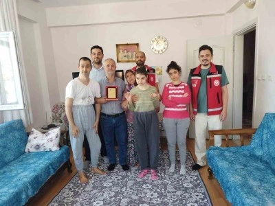 Yarım asırlık evli çifte teşekkür plaketi