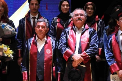 Yarım asrı devirdiler, c&uuml;ppe giyip mezun oldular