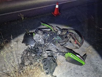 Yarış yaparken farları yanmayan otomobile çarpan motosikletler paramparça oldu: 1 ölü