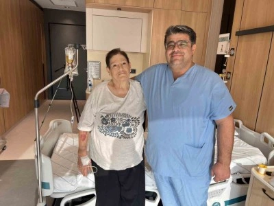 Yaşlı kadın omurga kırığı ameliyatı sonrası yeniden y&uuml;r&uuml;meye başladı